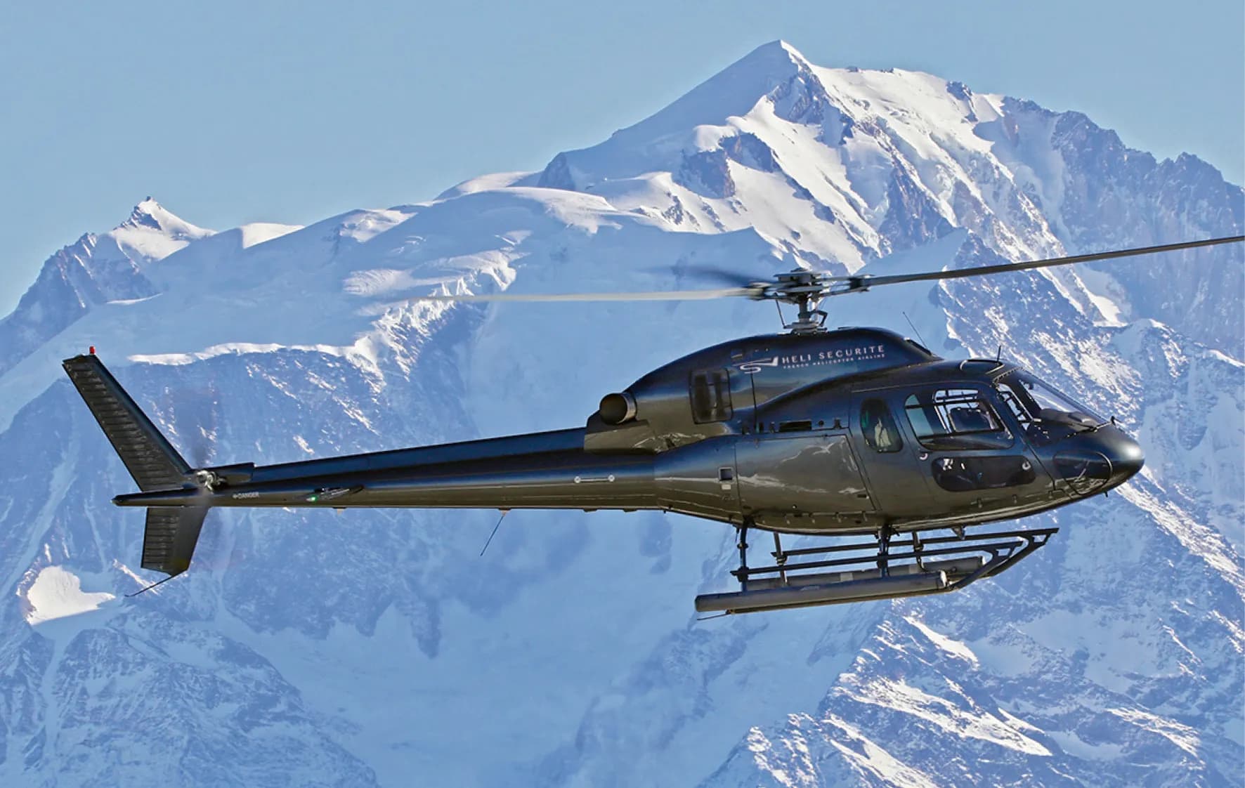 Airbus AS355 Héli Sécurité — en vol au-dessus des Alpes enneigées