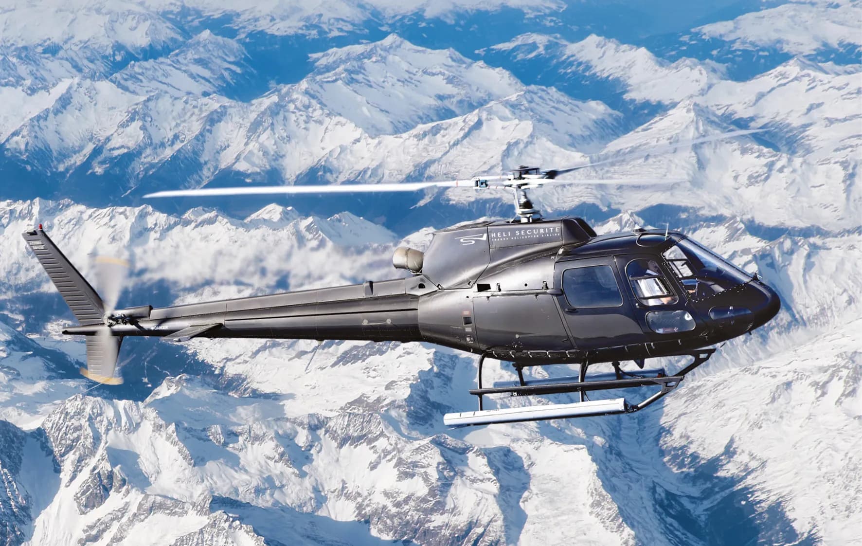 Airbus H125 Héli Sécurité — en vol au-dessus des Alpes enneigées