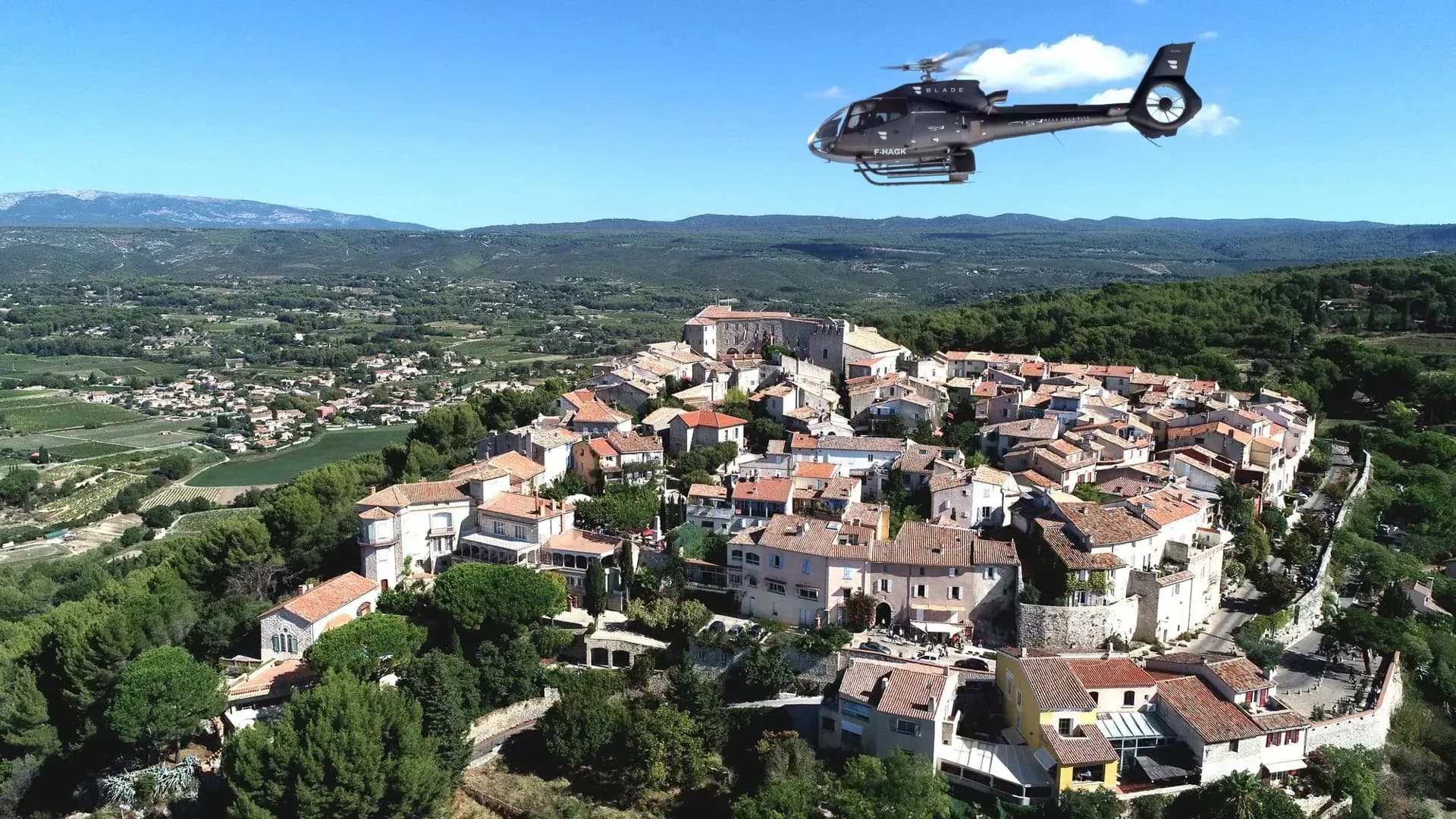 H130 Héli Sécurité survolant Le Castellet