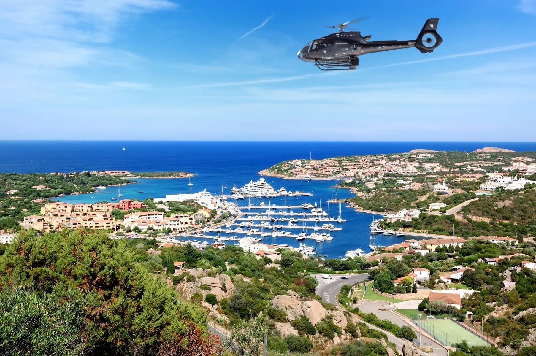 H130 Héli Sécurité survolant Porto-Cervo