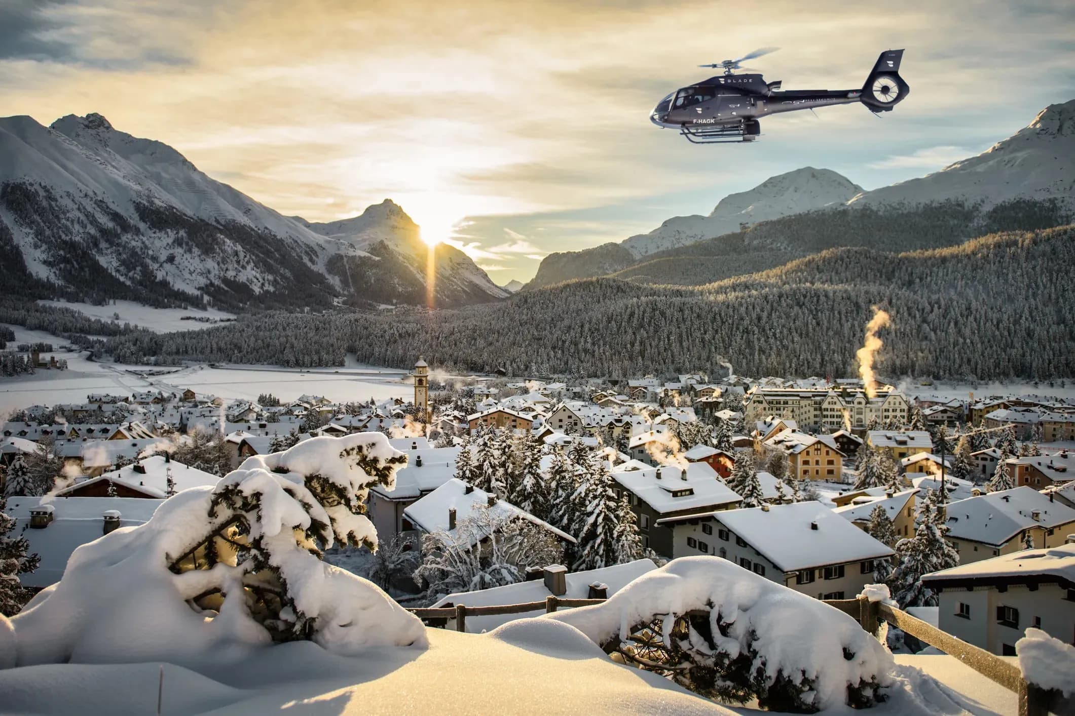 H130 Héli Sécurité survolant Samedan / Saint-Moritz
