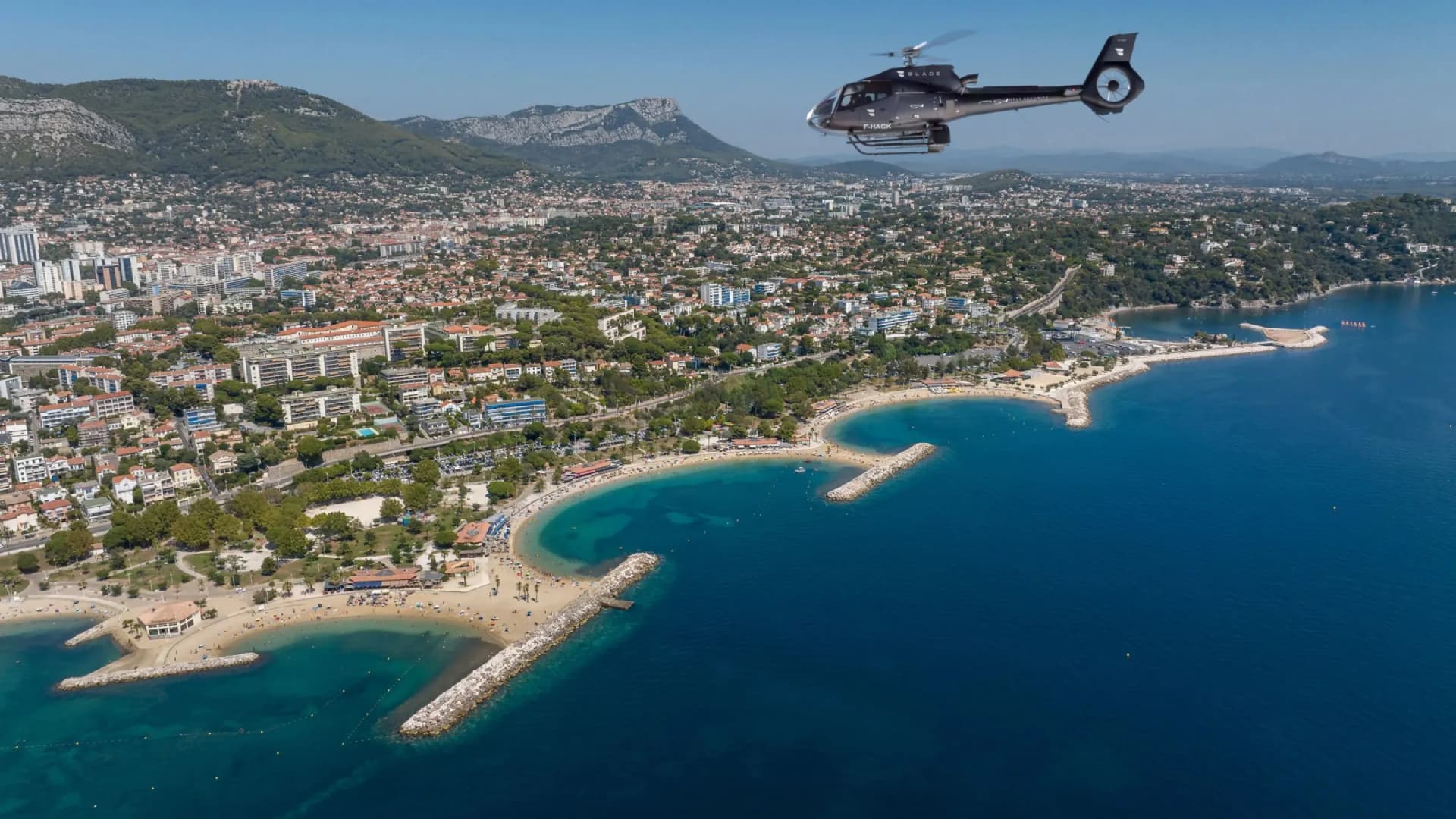 H130 Héli Sécurité survolant Toulon